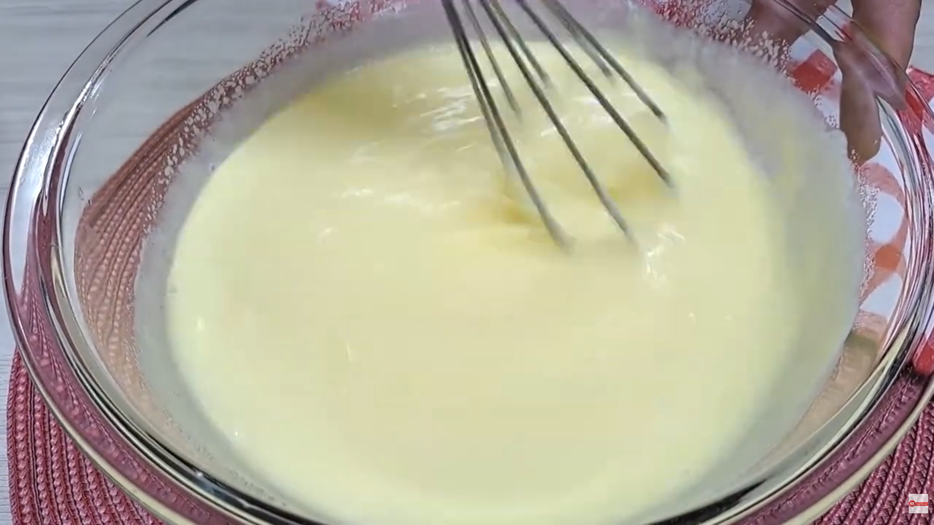 making-cream-cake