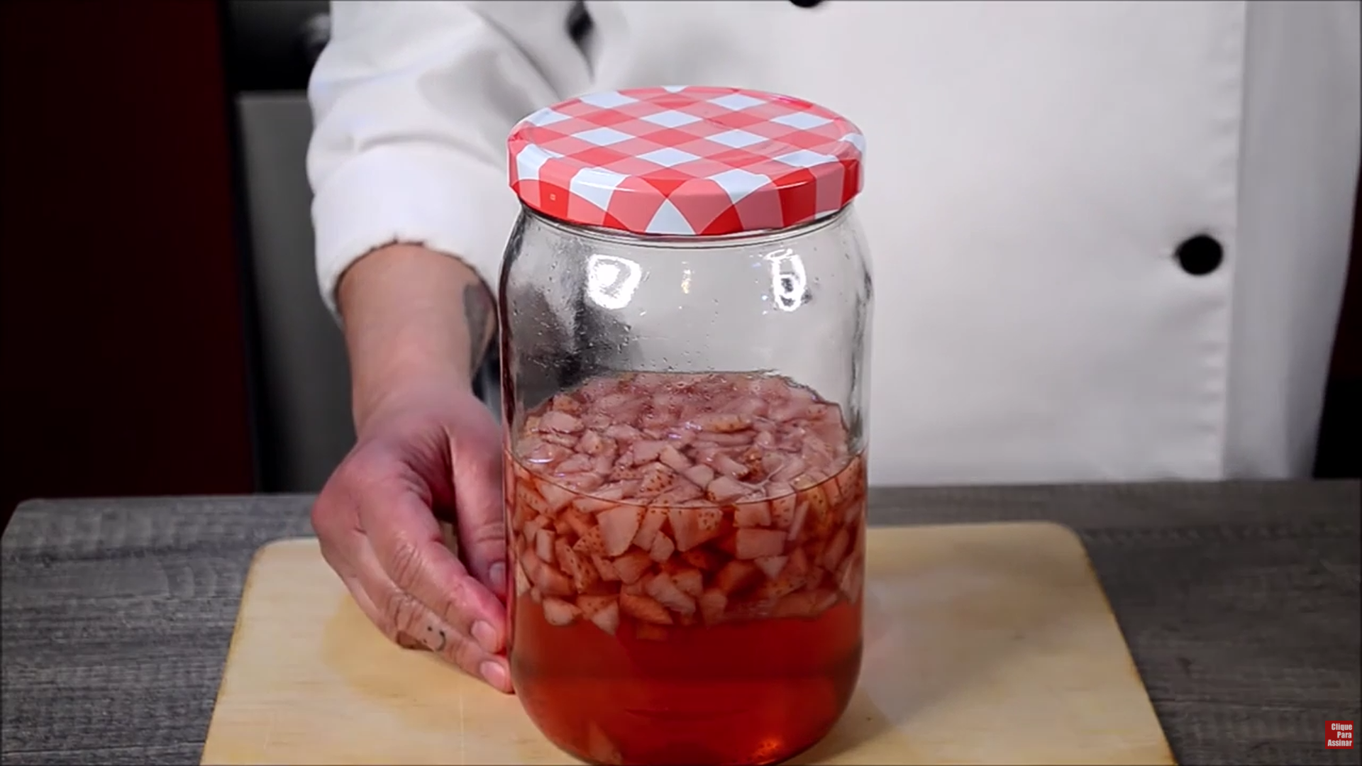 preparing-strawberry-liqueur