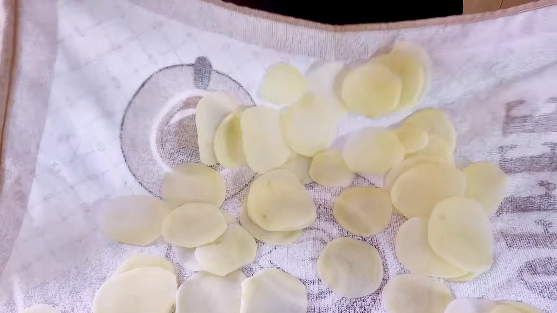sliced-potatos-in-dishrag
