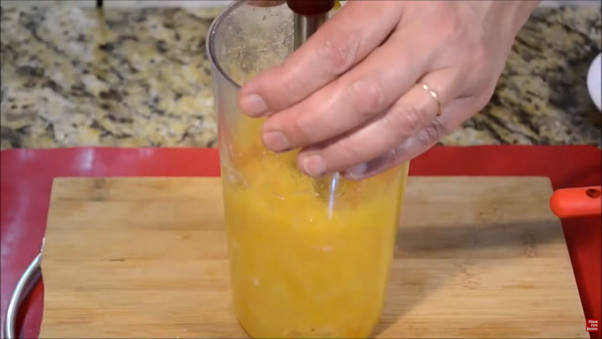 making-apricot-coulis