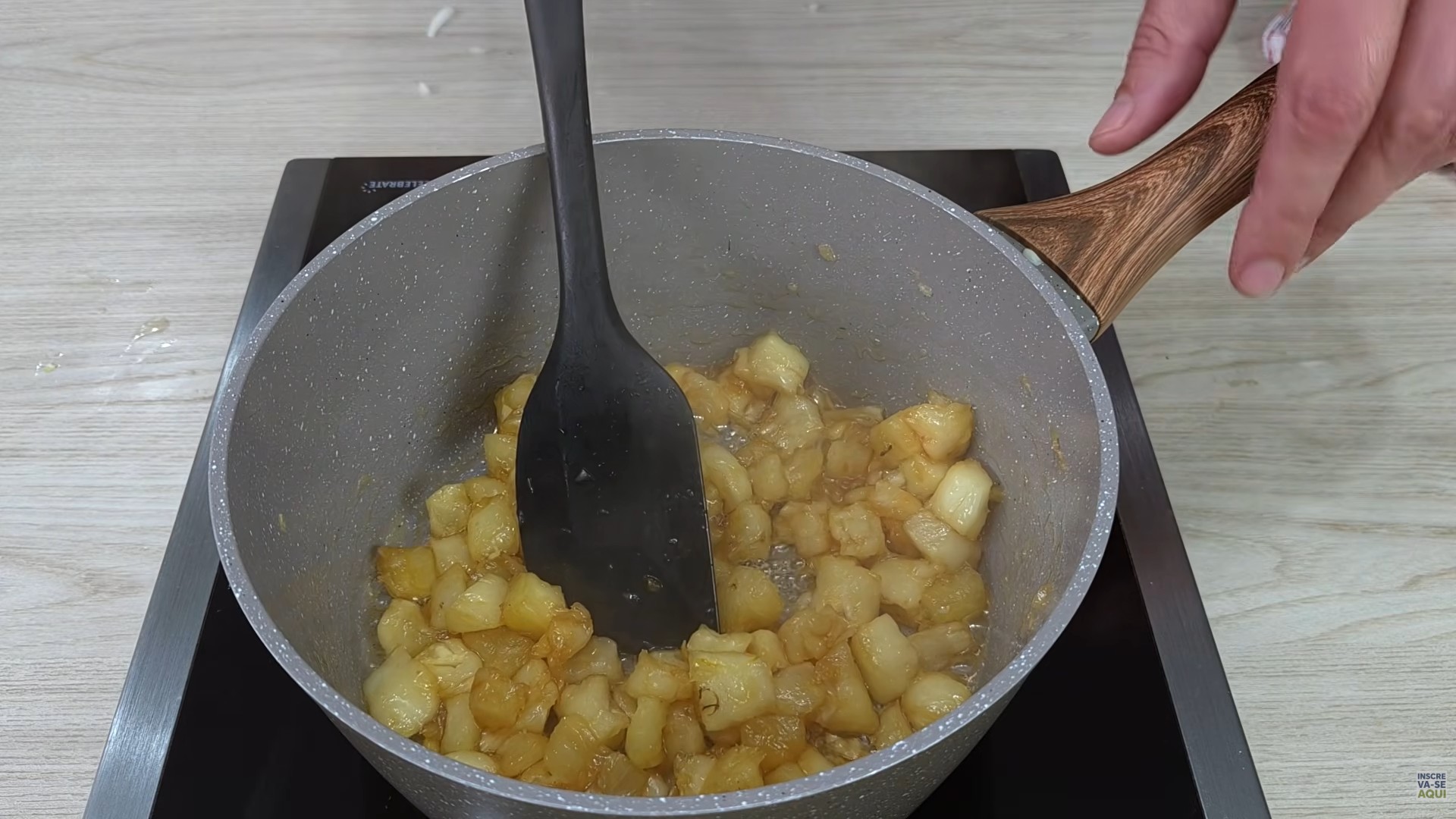 making-caramelized-pineapple